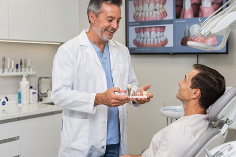 Zahnersatz im Vergleich: Krone, Brücke, Implantat oder Prothese – welche Lösung passt zu mir?