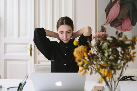 Ce este un interviu video și cum ar trebui să te pregătești pentru unul